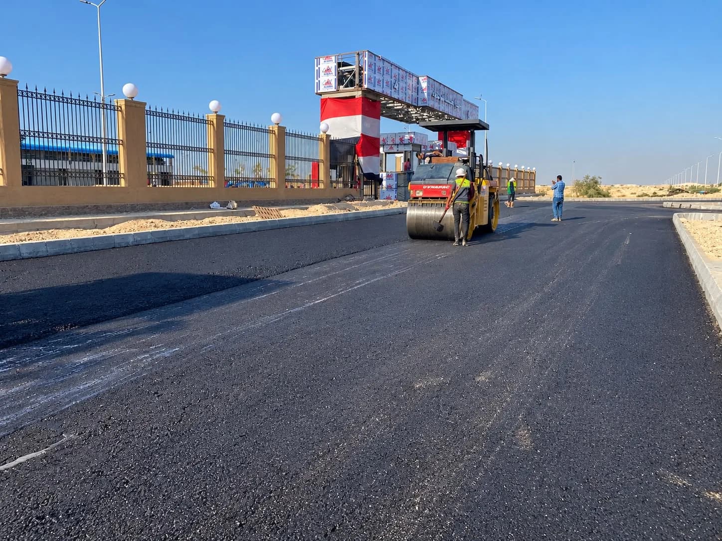 أعمال الرصف أمام بوابة السوق