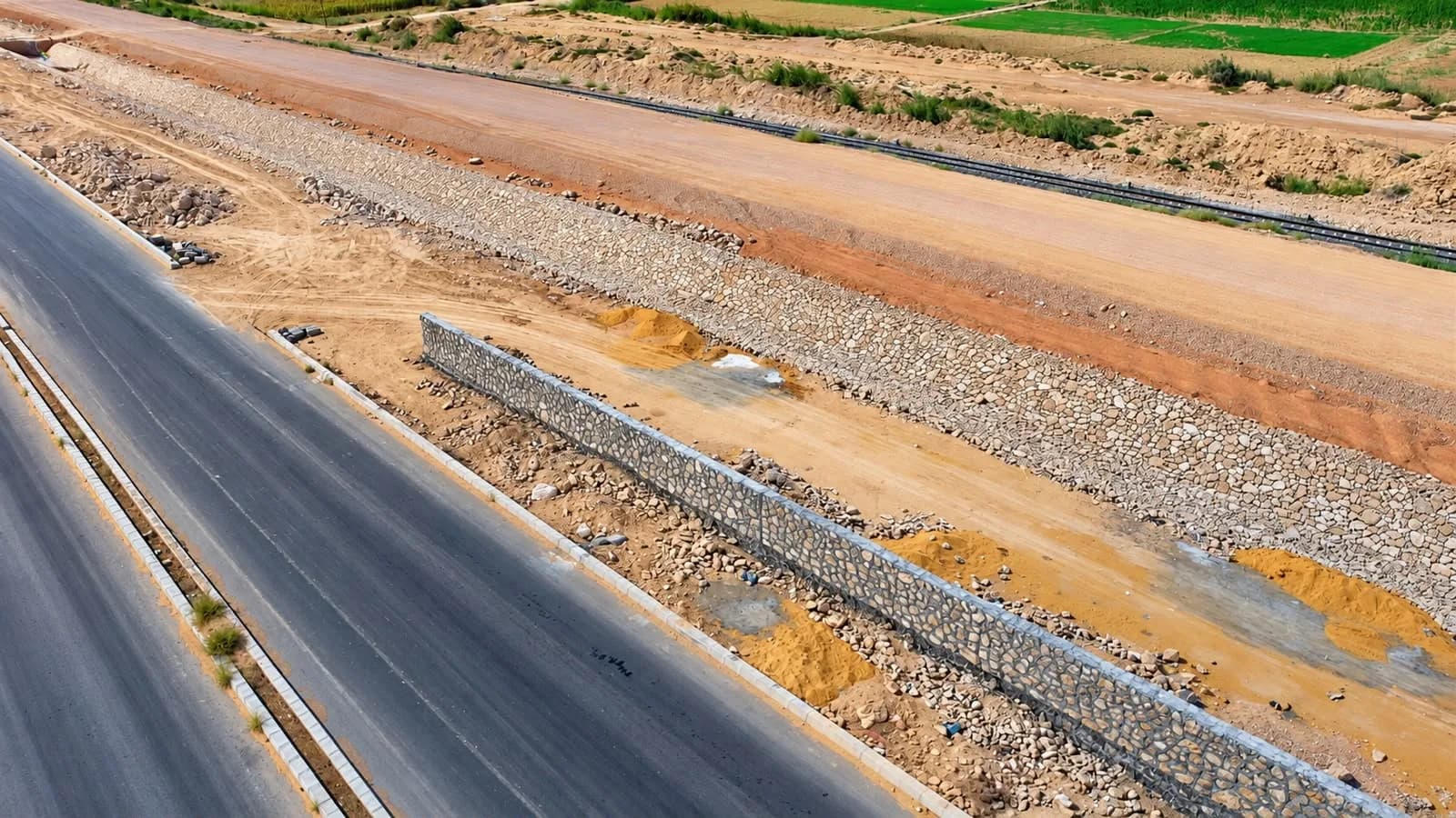مشروع انشاء الأسوار و قنوات تصريف مياه الأمطار لمسار القطار الكهربائي السريع ( برج العرب )