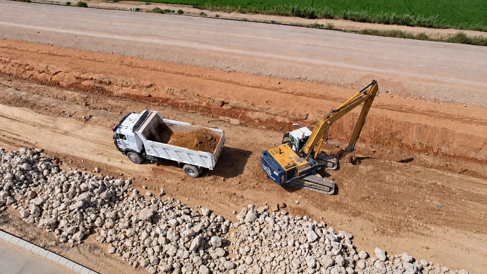 مشروع انشاء الأسوار و قنوات تصريف مياه الأمطار لمسار القطار الكهربائي السريع ( برج العرب )